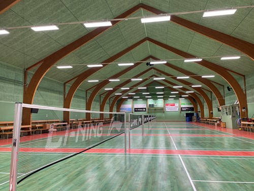 LYS I SPORTSHAL / LYS I BADMINTONHAL / PÅ BADMINTON BANE