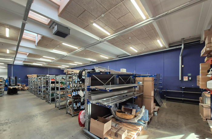 Efter: Efter: Flot jævnt lysniveau – skygger mellem reolerne er helt væk.