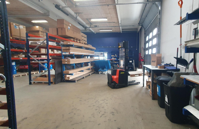 Før: Utilstrækkelig belysning på både gangarealer og hyldefronter.