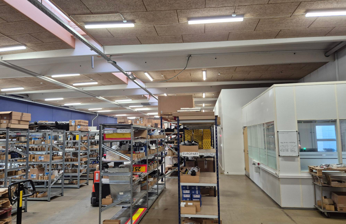 Efter: Nyt LED-lys giver klar, ensartet belysning i hele lageret.