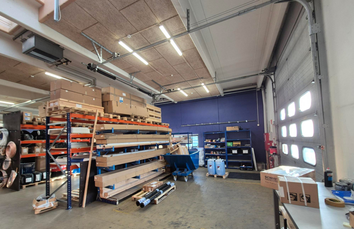 Efter: Et lyst, trygt og energibesparende lager – klar arbejdsbelysning fra ende til anden.