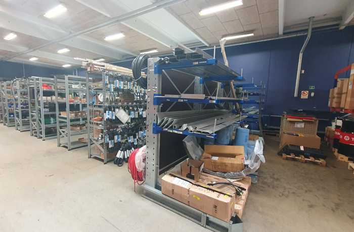 Før: Før: Ældre industriarmaturer med lavt lysniveau og højt forbrug.